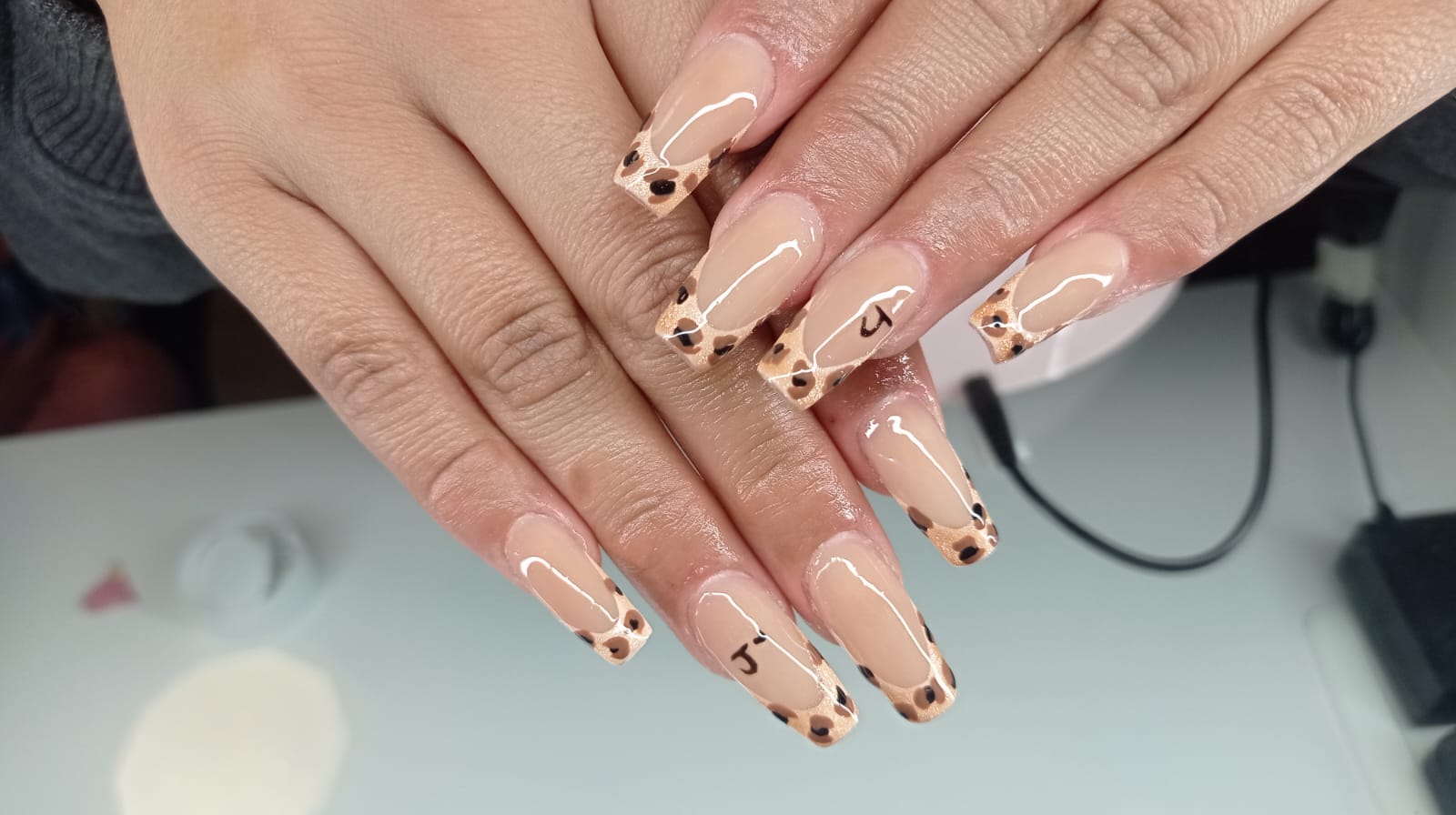 Trabajo de uñas Margarita's Beauty Studio 21